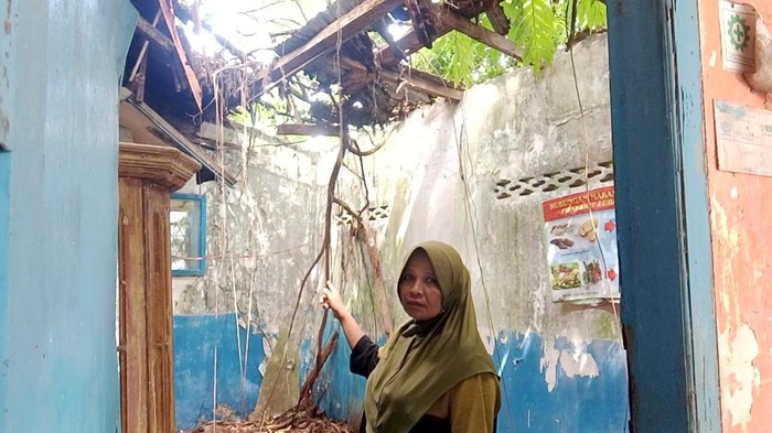 Penjaga skolah menunjukan salah satu atap ruangan SD Negeri 31 Palembang, yang rusak sudah sejak 5 tahun