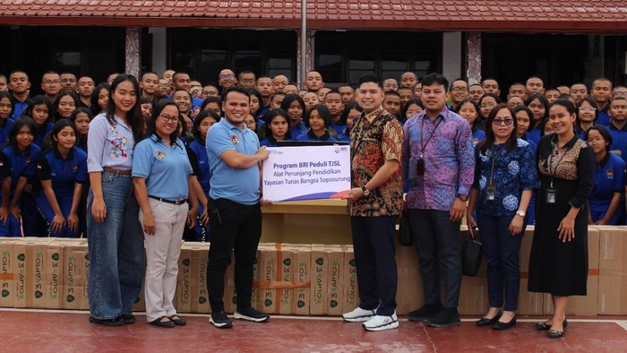 Penyerahan bantuan 18 komputer dari BRI ke Yayasan Tunas Bangsa Soposurung Balige (Foto: Istimewa)