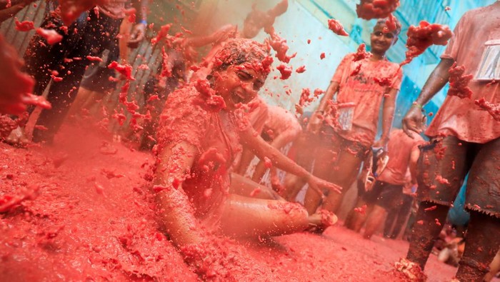 Perang Tomat Terbesar Dunia Warnai Jalanan Spanyol Participants attend the annual 'La Tomatina' food fight festival in Bunol, near Valencia, Spain, August 27, 2025. REUTERS/Eva Manez