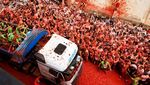 Keseruan Perang Tomat Terbesar Dunia Warnai Jalanan Spanyol