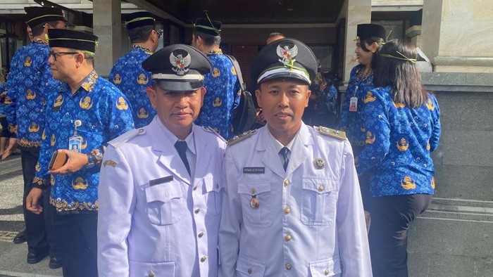 Perbekel Abang, I Nyoman Sutirtayana, dan Perbekel Tianyar Tengah, I Ketut Ada, saat ditemui sebelum dilantik di Kantor Bupati Karangasem, Kamis (28/8/2025). (I Wayan Selamat Juniasa/detikBali)