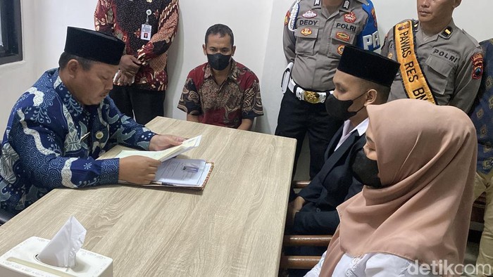 Suasana haru saat tersangka narkoba menikah dengan kekasihnya di ruang Kasat Resnarkoba Polres Banjarnegara.
