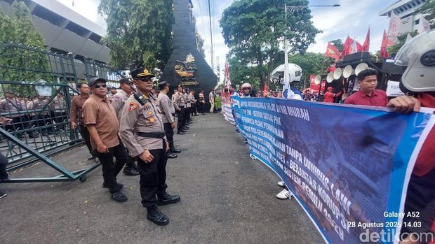 Personel Polda Jateng dan Polrestabes Semarang saat mengamankan aksi buruh di depan Kantor Gubernur Jateng di Jalan Pahlawan, Kota Semarang, Kamis (28/8/2025).