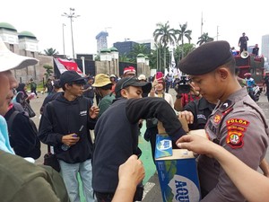 Aksi Simpatik Polisi Temui Massa Buruh di DPR, Bagikan Air Mineral dan Roti