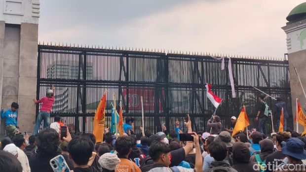 Peserta demo di DPR masuk ke Tol Dalam Kota