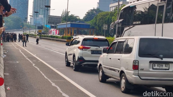 Peserta demo di DPR masuk ke Tol Dalam Kota