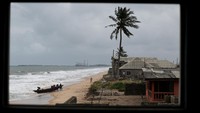 Meskipun para pemimpin Persemakmuran telah berjanji untuk memberikan dukungan, gelombang laut yang semakin parah telah membuat masyarakat yang telah berusia berabad-abad ini merasa tidak berdaya. Penduduk setempat khawatir tanah leluhur mereka akan segera hilang ditelan laut, menurut kepala suku setempat, Abimbola Iyowun. Foto: REUTERS/Sodiq Adelakun