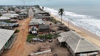 Lagos memiliki lebih dari selusin komunitas pesisir yang berjuang melawan gelombang laut, tetapi penduduk Apakin mengatakan mereka termasuk yang paling terdampak. Lahan yang dulu dikenal sebagai perkebunan kelapa, hamparan pohon terakhir sepanjang 50 meter lenyap empat tahun lalu. Foto: REUTERS/Sodiq Adelakun
