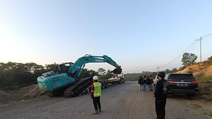 Petugas menemukan alat berat yang diduga digunakan untuk tambang ilegal di Muara Enim