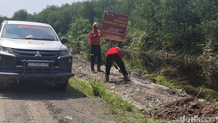 Petugas RPK juga memasang plang pemberitahuan dalam cegah karhutla di lahan gambut