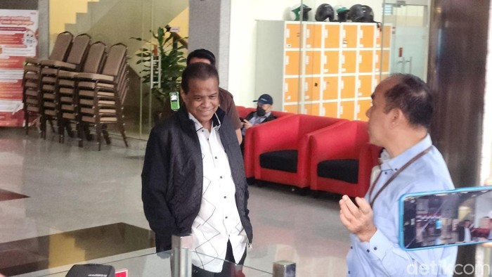 Pimpinan travel Maktour, Fuad Hasan Masyhur (FHM) selesai diperiksa KPK. Fuad menjelaskan soal dugaan korupsi kuota Haji 2024 di Kemenag. (Adrial/detikcom)