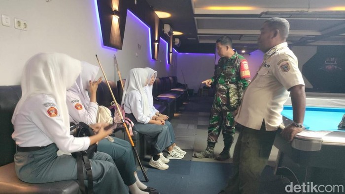 Sebanyak 10 pelajar tingkat SMP dan SMA di Kabupaten Polewali Mandar (Polman), Sulawesi Barat (Sulbar) terjaring razia saat bolos sekolah. Mereka ditemukan di tempat biliar dan playstation.