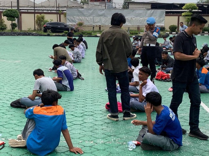 Polisi amankan pelajar Karawang yang hendak ikut demo di DPR RI.