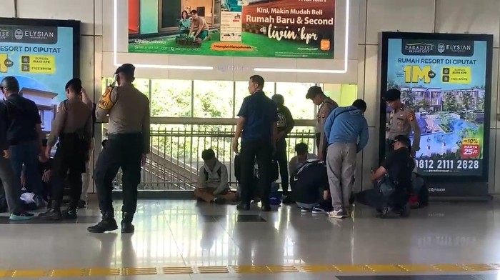 Polisi mengamankan 54 pelajar yang hendak mengikuti aksi unjuk rasa massa buruh di gedung DPR, Kamis (28/8/2025).