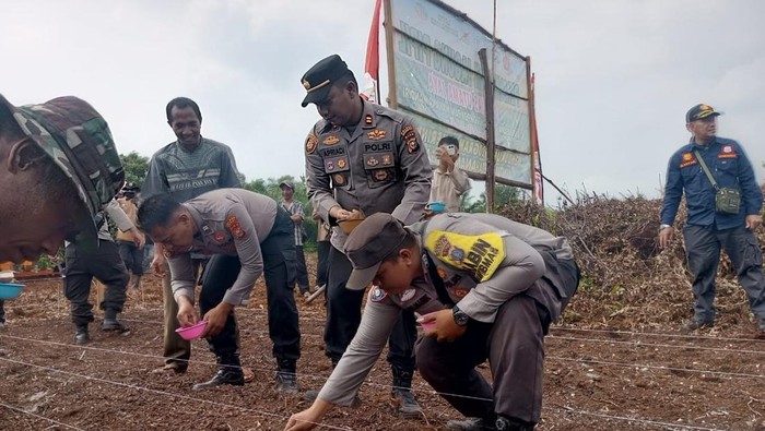 Polisi dan kelompok tani tanam jagung di Sungai Sembilan, Dumai.