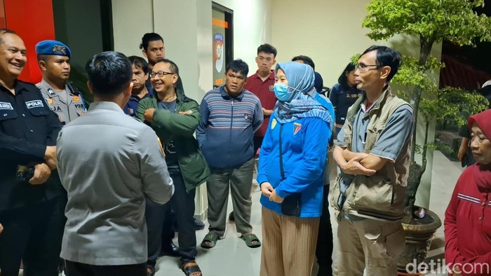 Polisi dan ortu pelajar Purwakarta yang diamankan saat hendak demo