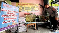 Ia membuka panti kucing di ruangan toko hewan miliknya..