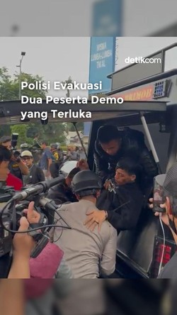 Video: Polisi Evakuasi 2 Peserta Demo yang Terluka