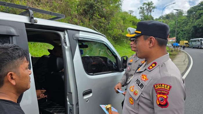 Polisi melakukan penyekatan demo di jalur Gentong Tasikmalaya