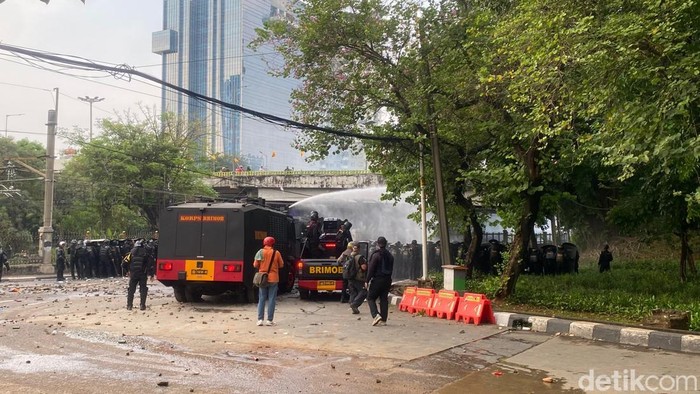 Polisi memukul mundur massa demo dari depan Gedung DPR RI, Jakarta. Massa melempar bom molotov hingga petasan ke arah polisi. (Devi P/detikcom)