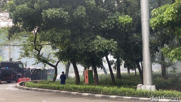 Polisi memukul mundur massa demo dari depan Gedung DPR RI, Jakarta. Massa melempar bom molotov hingga petasan ke arah polisi. (Devi P/detikcom)