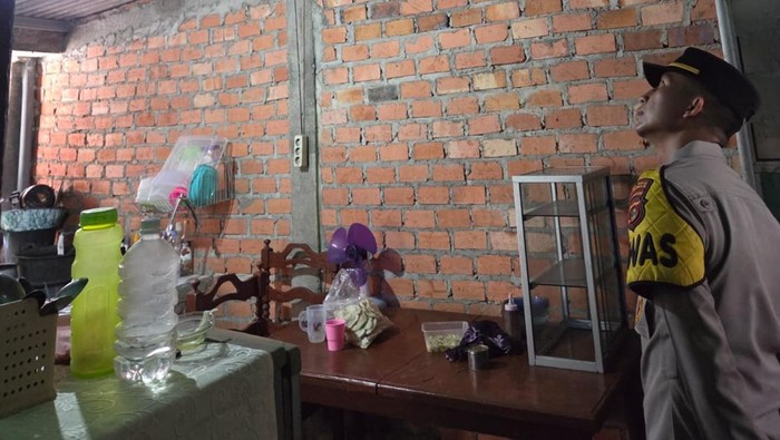 Polisi mendatangi lokasi pria gantung diri di rumahnya