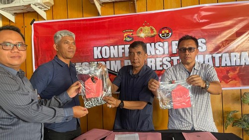 Polisi menunjukkan sejumlah barang bukti kasus pengerusakan kantor Grab Mataram yang dilakukan driver ojol, Kamis (28/8/2025). (Abdurrasyid Efendi/detikBali)