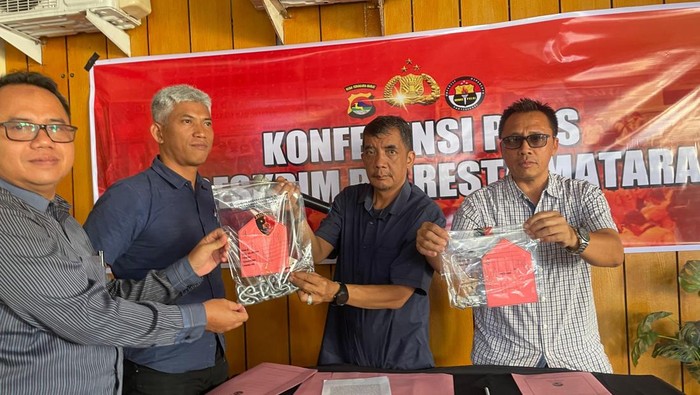 Polisi menunjukkan sejumlah barang bukti kasus pengerusakan kantor Grab Mataram yang dilakukan driver ojol, Kamis (28/8/2025). (Abdurrasyid Efendi/detikBali)