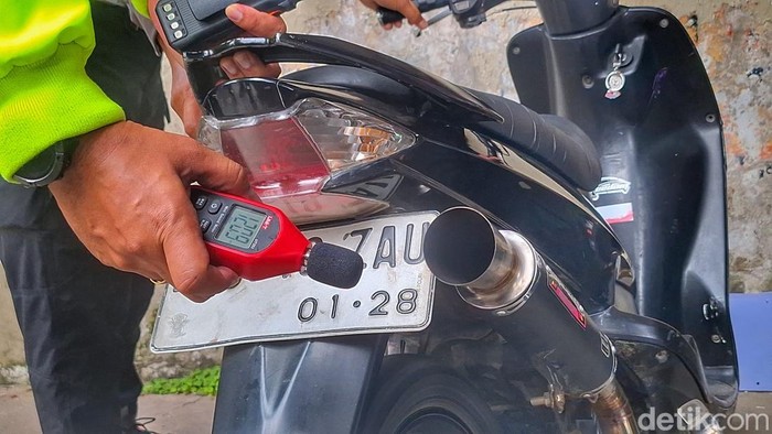 Polisi saat merazia knalpot bising di Bandung