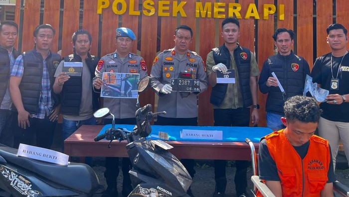 Polisi saat merilis kasus pencurian motor di Lahat.