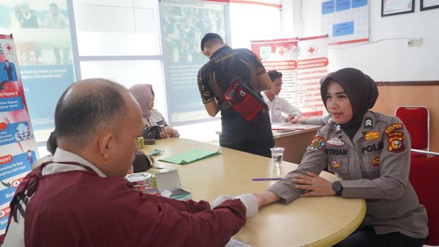 Polres Inhu menggelar donor darah menyambut HUT Polwan ke-77, Rabu (27/8/2025).