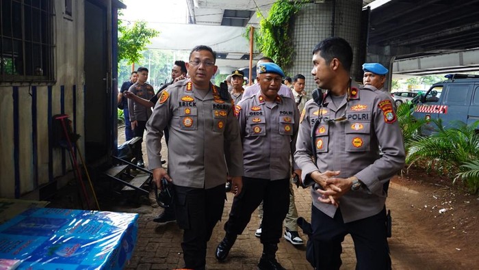 Polsek Kelapa Gading mengamankan 2 pemuda yang hendak demo di DPR dan membawa molotov.