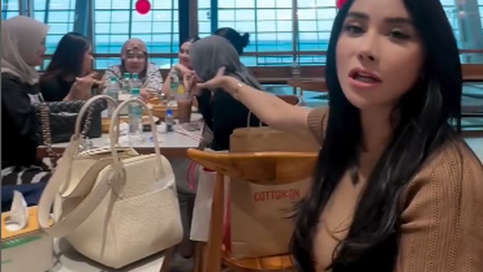 Potret Bebizie, Anggota DPRD Saat Borong Makanan UMKM dan Masak Seblak Potret Bebizie, Anggota DPRD Saat Borong Makanan UMKM dan Masak Seblak
