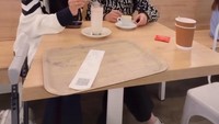 Sementara saat di Eropa, banyak momen Bebizie yang dilewatkan untuk makan dan ke kafe bersama putri sulungnya. Foto: Instagram @bebizie