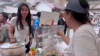Ini momen Bebizie jajan siomay di salah satu festival UMKM di Jakarta Utara. Ia tampak semangat mencoba semuanya. Foto: Instagram @bebizie