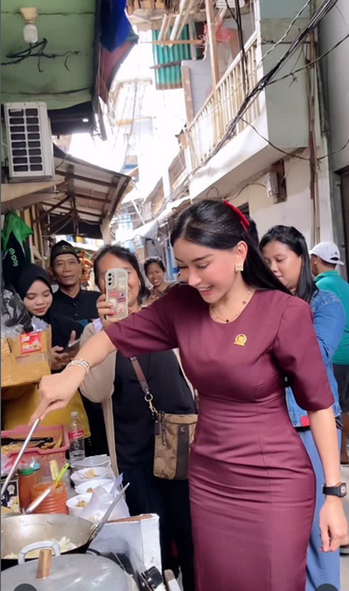Potret Bebizie, Anggota DPRD Saat Borong Makanan UMKM dan Masak Seblak Potret Bebizie, Anggota DPRD Saat Borong Makanan UMKM dan Masak Seblak
