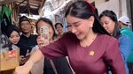 Potret Bebizie, Anggota DPRD Saat Borong Makanan UMKM dan Masak Seblak