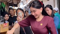 Ada juga aksinya blusukan mampir ke warung seblak di kawasan Jakarta. Ia langsung mencoba masak seblak di sana.  Foto: Instagram @bebizie