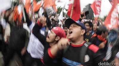 Potret Ribuan Buruh Demo Tuntut Gaji Naik 10% di Depan DPR