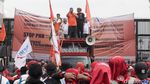 Potret Ribuan Buruh Demo Tuntut Gaji Naik 10% di Depan DPR