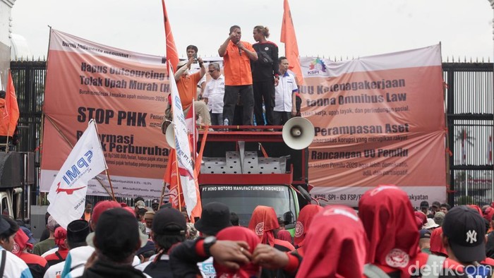 Ribuan buruh demo di depan Gedung DPR/MPR Senayan, Jakarta. Mereka enuntut kenaikan upah tinggi tahun depan dan penghapusan pajak THR.
