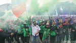 Potret Ribuan Buruh Demo Tuntut Gaji Naik 10% di Depan DPR