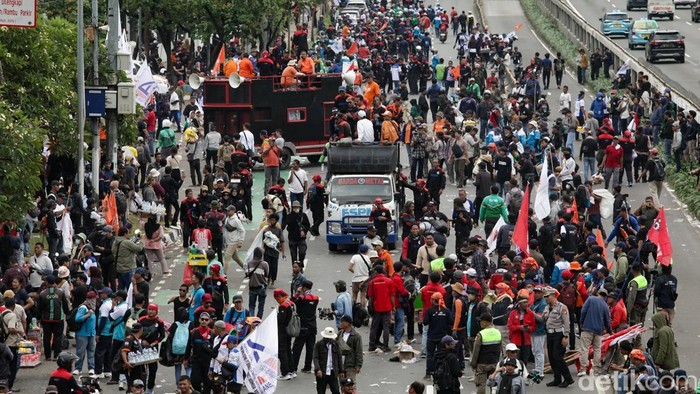 Potret Ribuan Buruh Demo Tuntut Gaji Naik 10% di Depan DPR Ribuan buruh demo di depan Gedung DPR/MPR Senayan, Jakarta. Mereka enuntut kenaikan upah tinggi tahun depan dan penghapusan pajak THR.