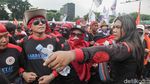 Potret Ribuan Buruh Demo Tuntut Gaji Naik 10% di Depan DPR