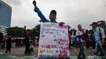 Potret Ribuan Buruh Demo Tuntut Gaji Naik 10% di Depan DPR
