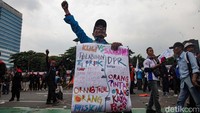 Dalam orasinya, Presiden Partai Buruh Said Iqbal turut menyoroti pemberian tunjangan perumahan untuk anggota DPR yang mencapai Rp 50 juta per bulan. Jumlah ini dinilai berlebihan, terlebih jika dibandingkan dengan biaya yang dimiliki buruh untuk tempat tinggal.  