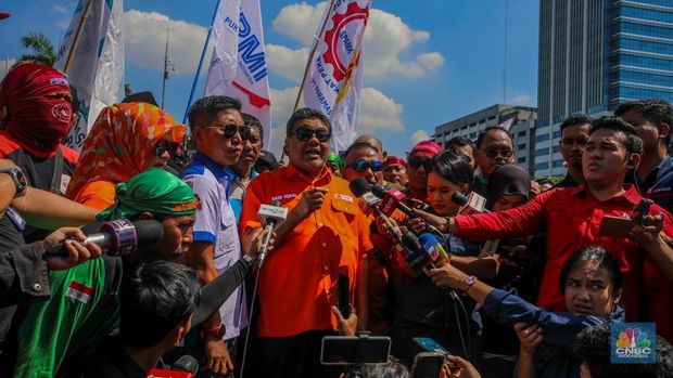 Presiden Partai Buruh, Said Iqbal menyampaikan orasi saat aksi unjuk rasa di depan Gedung DPR/MPR RI, Jakarta, Kamis (28/8/2025). (CNBC Indonesia/Faisal Rahman)