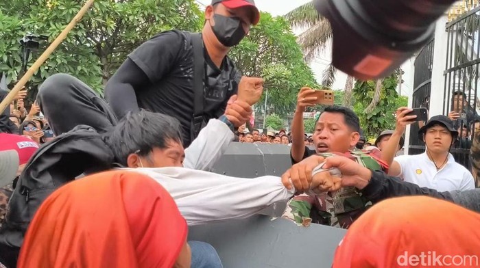 Pria diduga copet diamankan saat aksi buruh di DPR. (Kurniawan/detikcom)