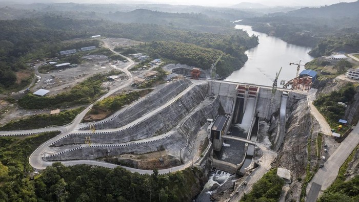 Progres Proyek PLTA Kerinci Capai 95%, Target Beroperasi November 2025 Foto udara bendungan Kerinci, Pembangkit Listrik Tenaga Air (PLTA) Kerinci di aliran Sungai Batang Merangin, Kerinci, Jambi, Rabu (27/8/2025). Progres pembangunan PLTA yang dibangun PT Kerinci Merangin Hidro untuk memasok energi listrik di Pulau Sumatera yang diproyeksikan memiliki kapasitas nilai kelistrikan sebesar 350 megawatt tersebut telah mencapai 95 persen dan ditargetkan beroperasi pada November 2025. ANTARA FOTO/Wahdi Septiawan/YU