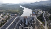 Progres pembangunan PLTA yang dibangun PT Kerinci Merangin Hidro untuk memasok energi listrik di Pulau Sumatera yang diproyeksikan memiliki kapasitas nilai kelistrikan sebesar 350 megawatt tersebut telah mencapai 95 persen dan ditargetkan beroperasi pada November 2025. ANTARA FOTO/Wahdi Septiawan